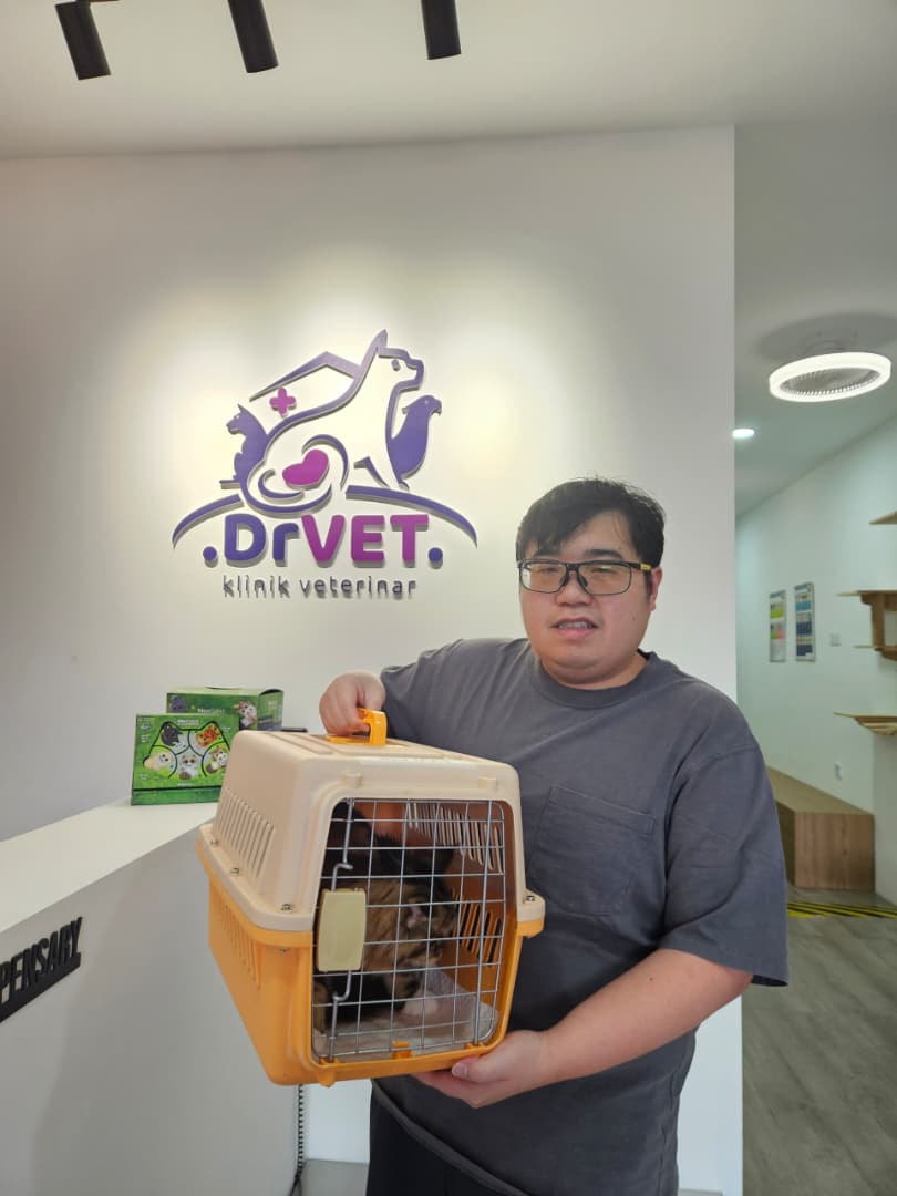 Pelanggan bersama haiwan kesayangan di DrVET